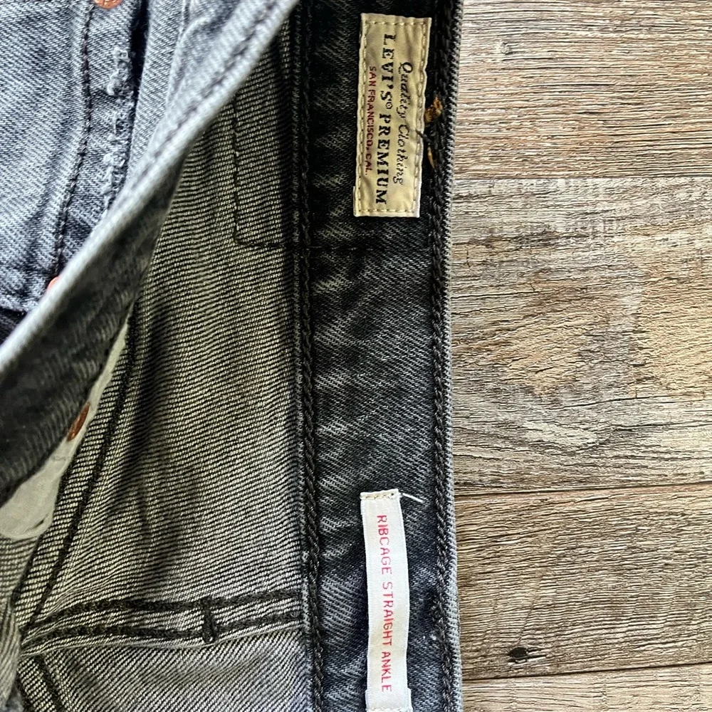 Levi's Women's Cropped Straight Jeans in Washed Black - Picture 2 of 2